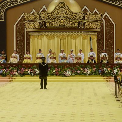 Penyimpan Mohor Besar Raja Raja Tampil Menghadap Dan Memohon Perkenan Duli Yang Maha Mulia Raja Yang Mempengerusikan Mesyu